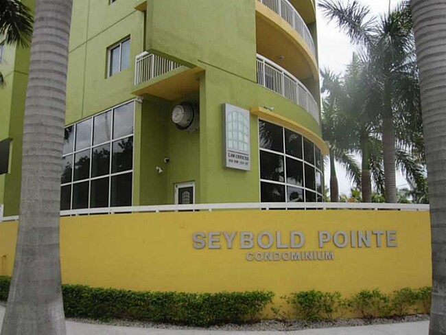 816 NW 11th St, Unit 601 in Miami, FL - Foto de edificio - Building Photo