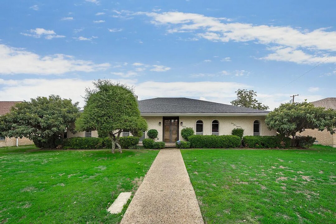 5806 Everglade Rd in Dallas, TX - Foto de edificio