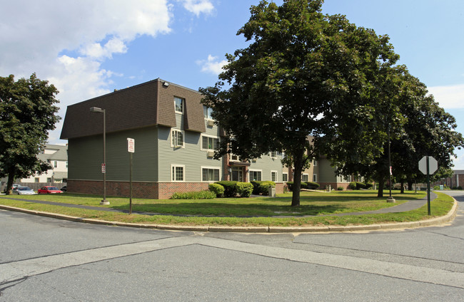 Silver Leaf Terrace in Leominster, MA - Building Photo - Building Photo