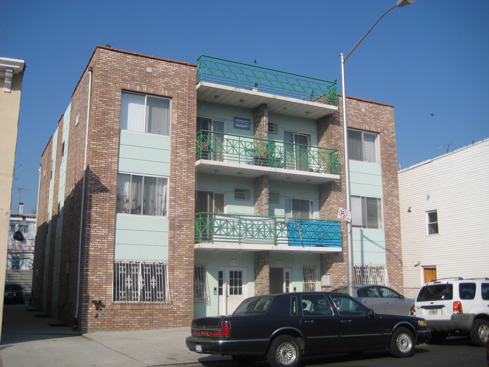 33-42 103rd St in Flushing, NY - Building Photo