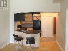 320 City Centre Dr in Mississauga, ON - Building Photo