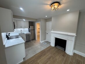 38 Summer St, Unit 3 in Kingston, MA - Foto de edificio - Building Photo