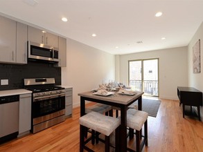 880 Metro Realty LLC in Brooklyn, NY - Building Photo - Interior Photo