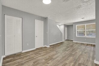 225 Whispering Oaks Ct in Orange City, FL - Building Photo - Building Photo