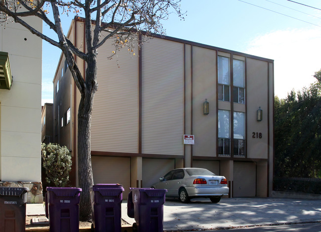 218 Loma Ave in Long Beach, CA - Foto de edificio - Building Photo