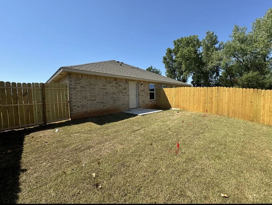 207 Gray St in Yukon, OK - Building Photo