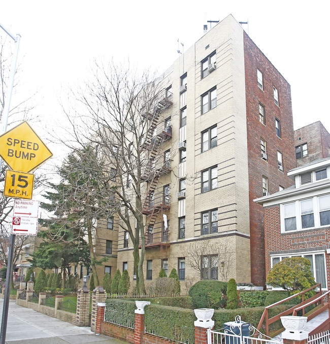 1440 Ocean Pkwy in Brooklyn, NY - Foto de edificio - Building Photo