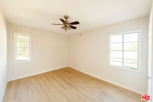 4064 S Muirfield Rd in Los Angeles, CA - Building Photo