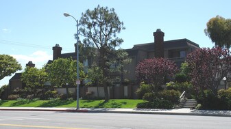 13000 Mindanao Way in Los Angeles, CA - Building Photo