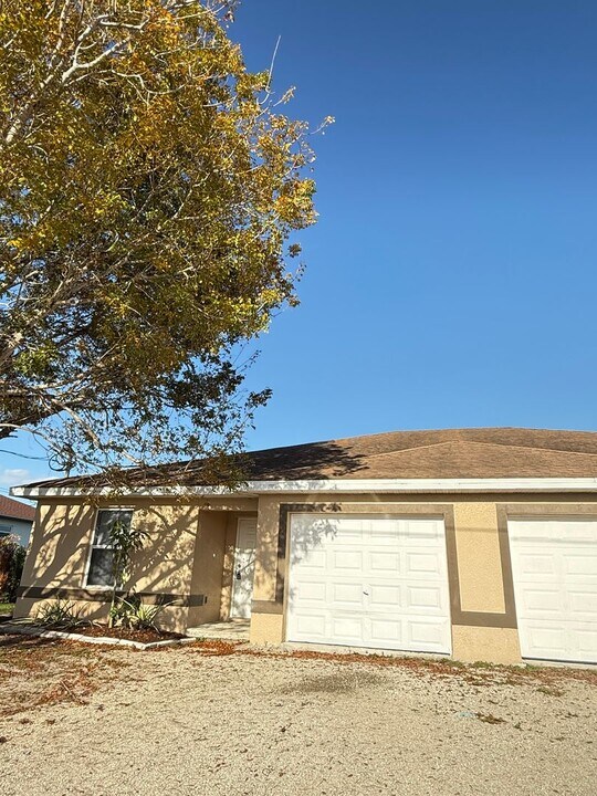 205 Hightower Ave S in Lehigh Acres, FL - Building Photo