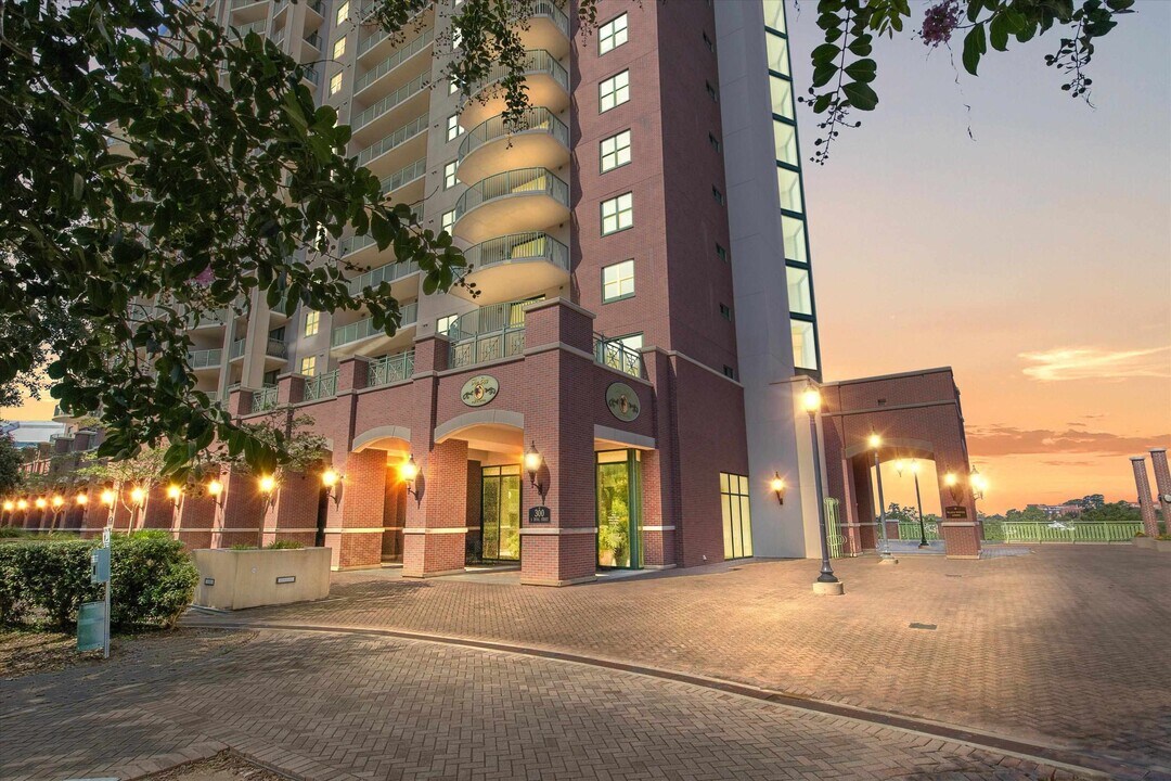 300 S Duval St in Tallahassee, FL - Building Photo