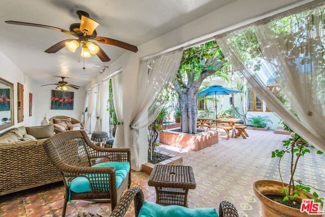 7825 Hillside Ave in Los Angeles, CA - Building Photo - Building Photo
