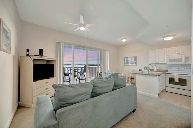 8800 Bay Pines Blvd in St. Petersburg, FL - Foto de edificio - Building Photo