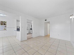 9100 SW 95th Ave in Miami, FL - Foto de edificio - Building Photo