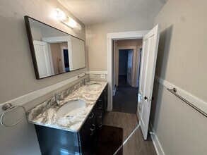 258 Main St, Unit 258 Main Street in Whitinsville, MA - Foto de edificio - Building Photo