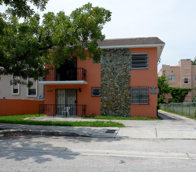 545 SW 5th St in Miami, FL - Foto de edificio - Building Photo