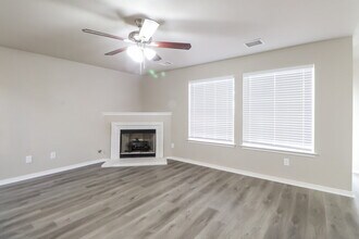 15524 Sarah's Creek Dr in Pflugerville, TX - Foto de edificio - Building Photo