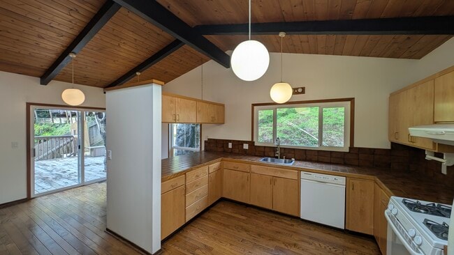 128 Bothin Rd in Fairfax, CA - Foto de edificio - Building Photo