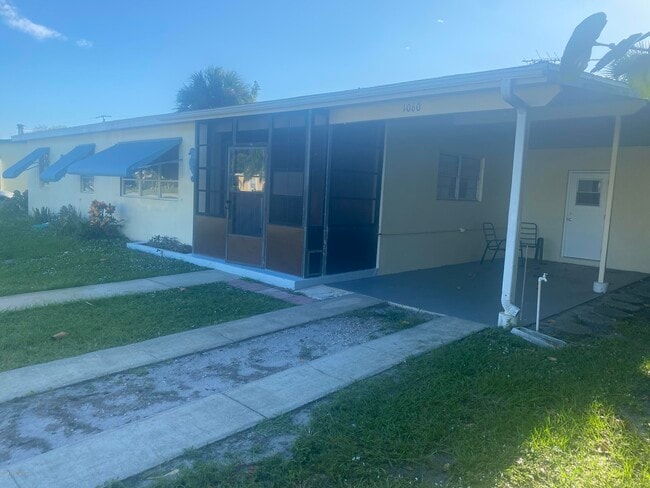 1060 Cable Ln NE in Palm Bay, FL - Building Photo - Building Photo