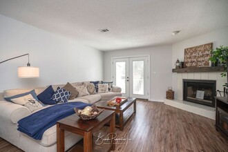 911 Brookside Ct in Pensacola, FL - Foto de edificio - Building Photo