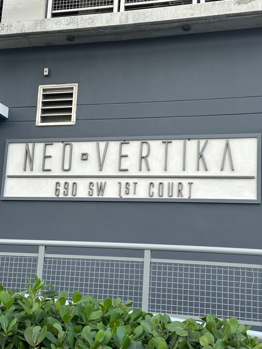 690 SW 1st Ct, Unit 1517 in Miami, FL - Building Photo