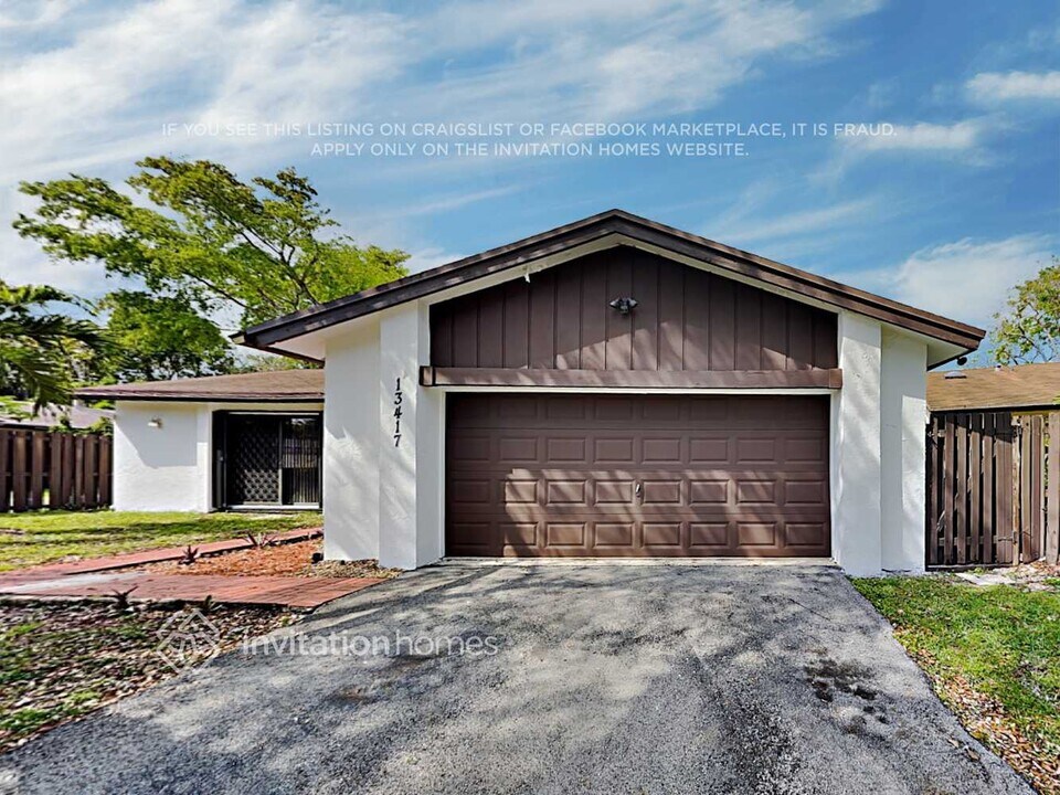 13417 SW 108th St Cir in Miami, FL - Building Photo