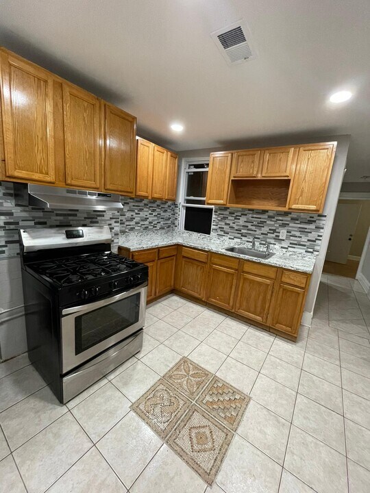 329 Elizabeth Ave, Unit 3 in Newark, NJ - Building Photo