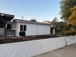 19333 Friar St in Tarzana, CA - Foto de edificio - Building Photo