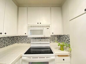 355 S Los Robles Ave, Unit 144 in Pasadena, CA - Building Photo - Building Photo