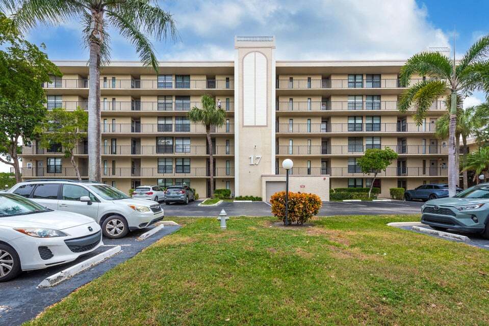 17 Royal Palm Way, Unit 305 in Boca Raton, FL - Foto de edificio