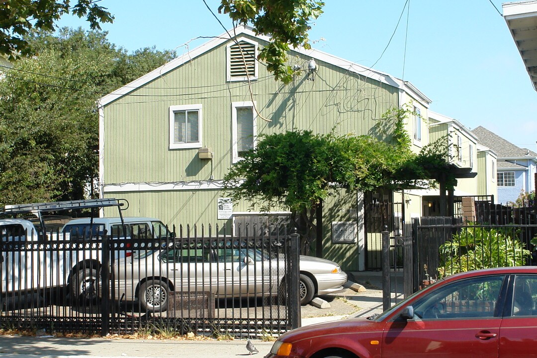 1521 Alcatraz Ave in Berkeley, CA - Building Photo