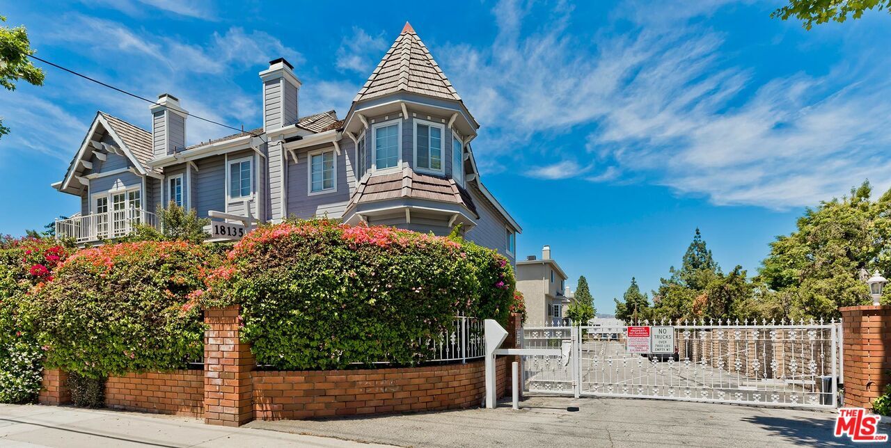 18135 Burbank Blvd in Los Angeles, CA - Building Photo