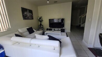 7010 NW 177th St in Hialeah, FL - Building Photo - Building Photo