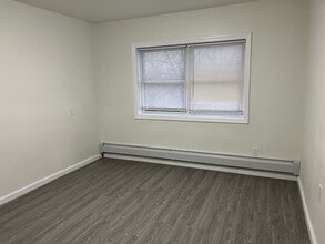 7909 57th Ave in Elmhurst, NY - Foto de edificio - Building Photo