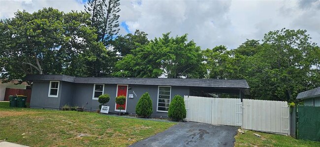 8001 NW 71st Ave in Tamarac, FL - Building Photo - Building Photo