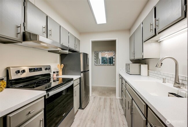 19414 Aurora Ave N in Shoreline, WA - Building Photo - Building Photo