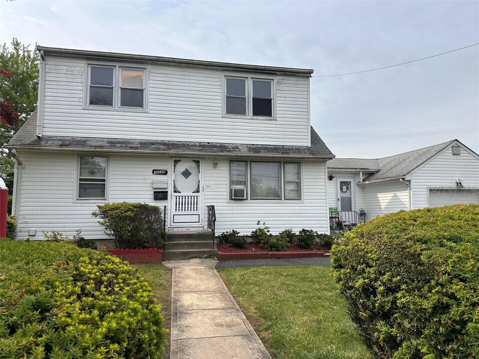 1239 4th St in West Babylon, NY - Foto de edificio