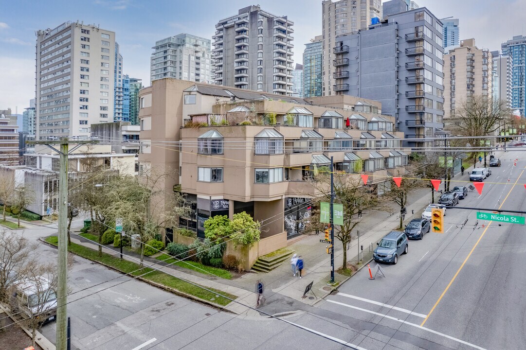 The Colonnade in Vancouver, BC - Building Photo
