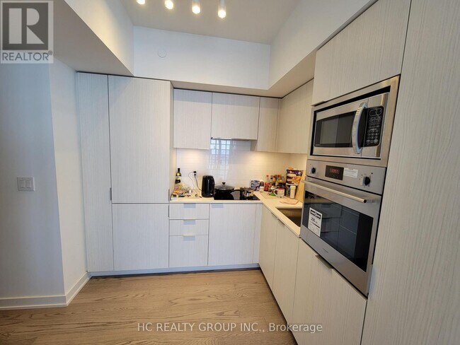 11 Wellesley St W in Toronto, ON - Building Photo - Building Photo