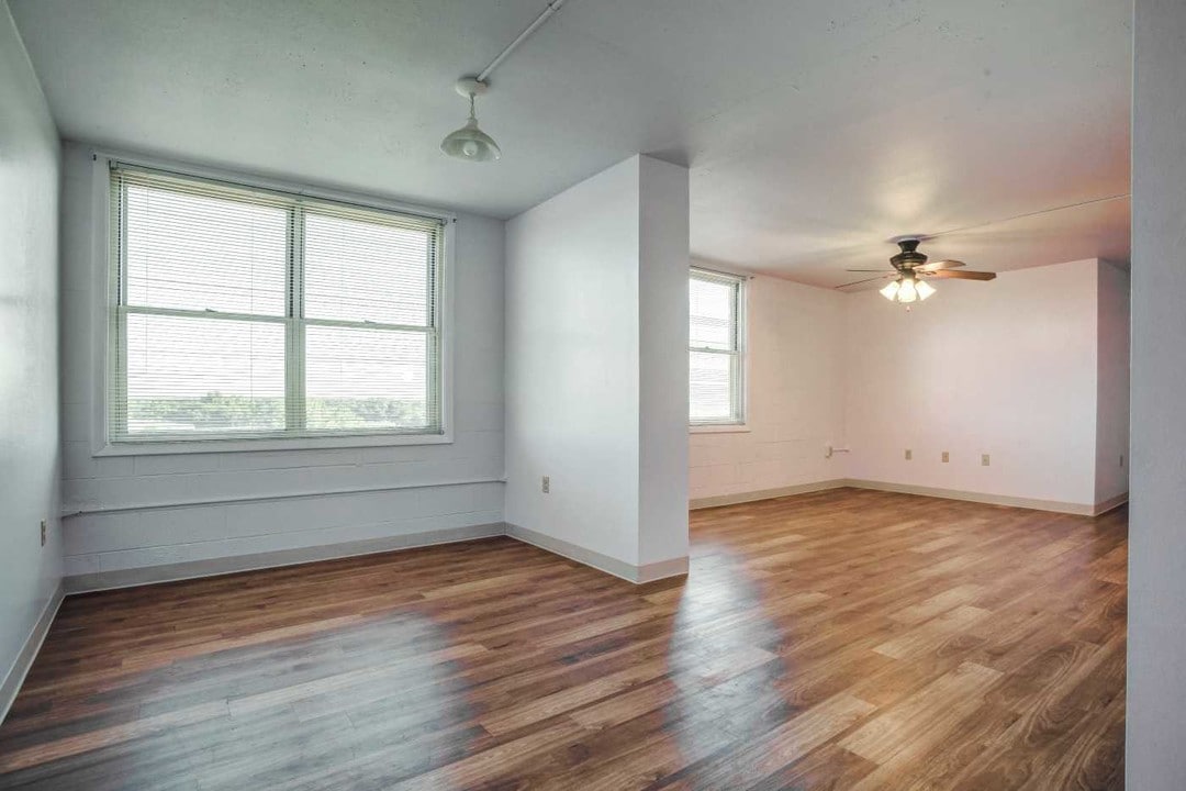 330 W Court St in Clay Center, KS - Building Photo