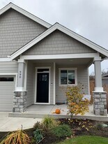 990 NE Samson St in McMinnville, OR - Building Photo