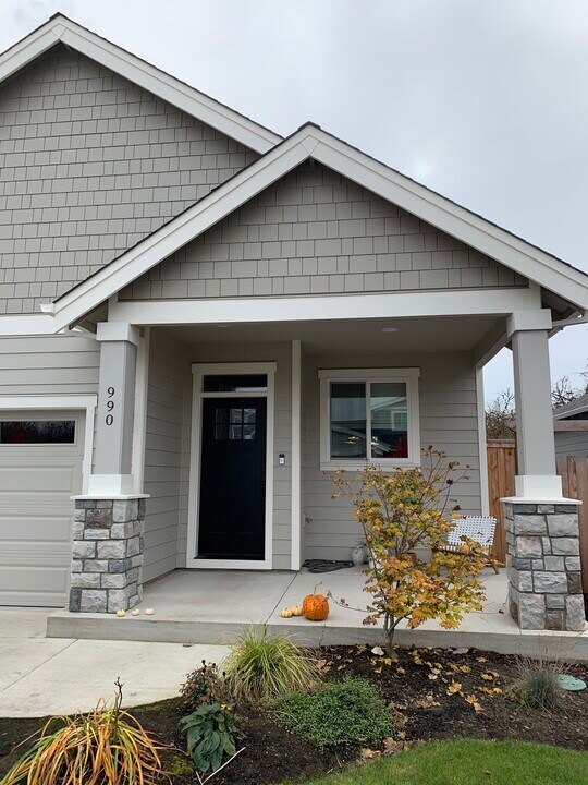 990 NE Samson St in McMinnville, OR - Foto de edificio