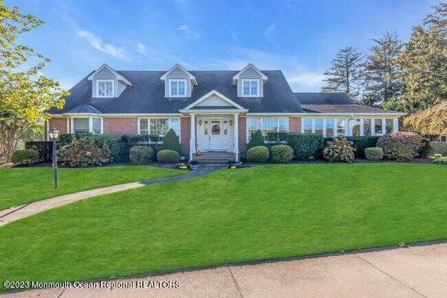 property at 809 W Lk Dr