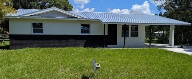 property at 1524 SE Maple Dr