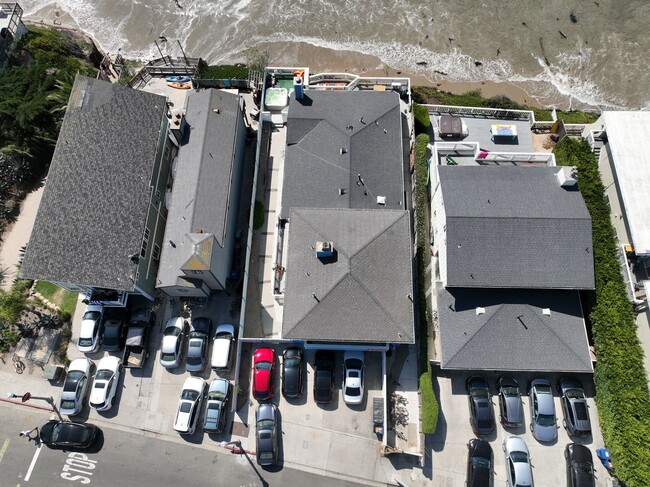 6555 Del Playa Dr in Isla Vista, CA - Building Photo - Building Photo