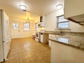 1830 Viewcrest Dr in Dallas, TX - Foto de edificio - Building Photo