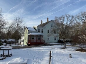 712 East St in Walpole, MA - Foto de edificio - Building Photo