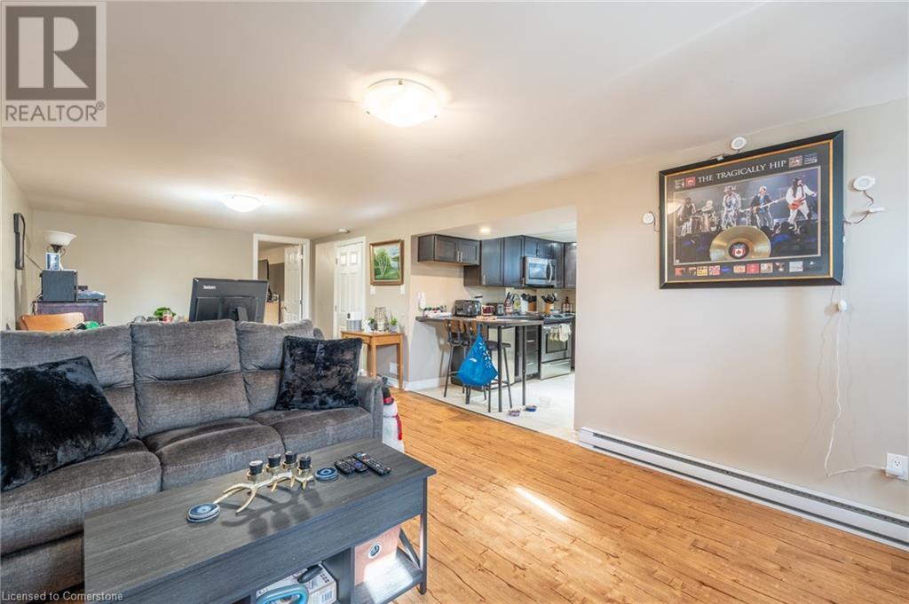 17 Parklands Dr in Hamilton, ON - Building Photo