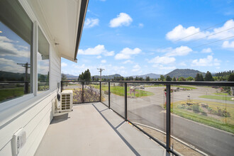 Traverse Apartments in Enumclaw, WA - Building Photo - Building Photo