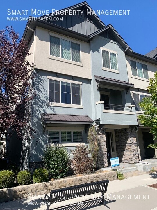 3240 E Thoroughbred Ln in Boise, ID - Foto de edificio